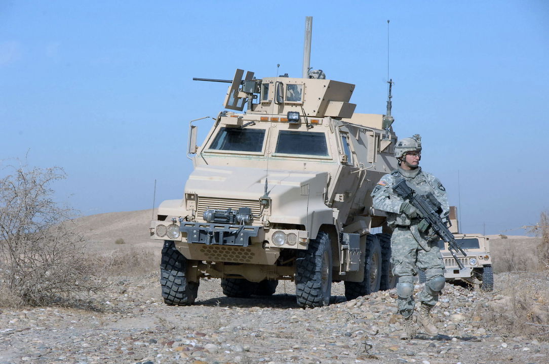 U.S. Army Pfc. John Courson, from Charlie Company, 2nd Battalion, 1st Brigade, 101st Airborne Division, conducts a patrol in Samarah, Iraq, on January 18, 2008. (Photo credit: U.S. Army photo by Spc. Jordan Huettl/Flickr)